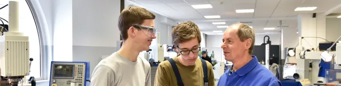 ausbildung; lehrlinge; jugendliche; beruf; gruppe; personen; menschen; berufsschule; berufsbildung; berufsausbildung; meister; azubis; auszubildender; training; technik; technisch; maschine; industrie; handwerk; fertigung; konstruktion; person; jung; arbeitskleidung; kommunikation; reden; lachen; fröhlich; kompetent; professionell; facharbeiter; arbeitsplatz; arbeiter; arbeiten; azubi; lehrer; ausbildungsberuf; jugendlicher; lehrling; lernen; ausbildungsplatz; karriere; bildung; werkstatt; gespräch; leute; 