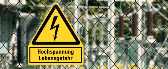Strom; Spannung; Elektro; Hochspannung; Transformator; Gefahr; Zeichen; Zaun; Electric; Elektrizität; Warnung; Symbol; Energie; Volt; Vorsicht; hoch; Kräfte; gelb; gefährlich; Pfeil; Dreieck; Stromleitung; Industrie; Sicherheit; schützen; Technologie; gewerblich; Schutz; verboten; Umspannwerk; Kabel; Station; generieren; gewerblich; System; Transmission; Draht; Warnschild; blitz; Stromversorgung; Kraftwerk; Versorgungsunternehmen; Netzwerk
