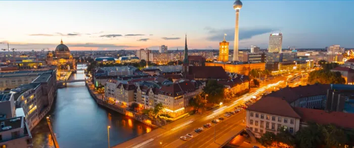 UVB, Jahresbericht, 2025, Startseite, Beerlin, Abend, Skyline