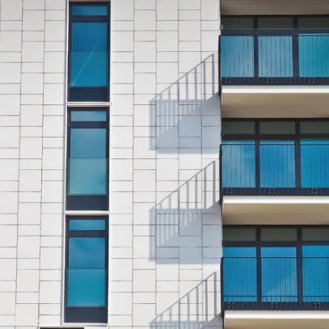 Neubau, Fassade, blauer Himmel, Balkone