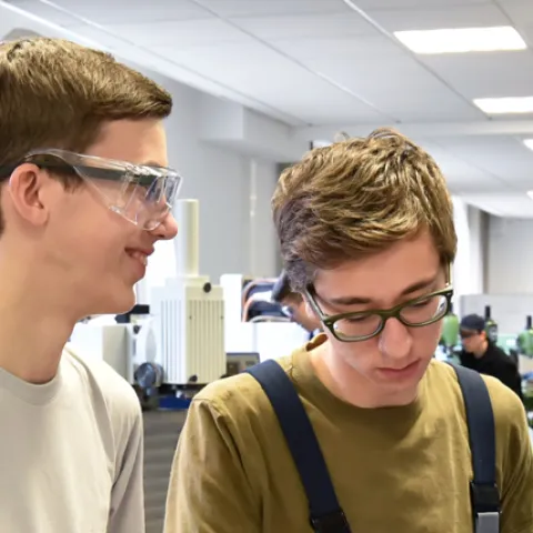 ausbildung; lehrlinge; jugendliche; beruf; gruppe; personen; menschen; berufsschule; berufsbildung; berufsausbildung; meister; azubis; auszubildender; training; technik; technisch; maschine; industrie; handwerk; fertigung; konstruktion; person; jung; arbeitskleidung; kommunikation; reden; lachen; fröhlich; kompetent; professionell; facharbeiter; arbeitsplatz; arbeiter; arbeiten; azubi; lehrer; ausbildungsberuf; jugendlicher; lehrling; lernen; ausbildungsplatz; karriere; bildung; werkstatt; gespräch; leute; 