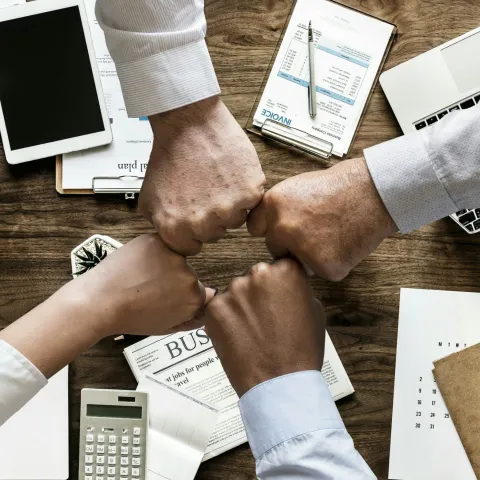 Fäuste mit Hemden im Büro