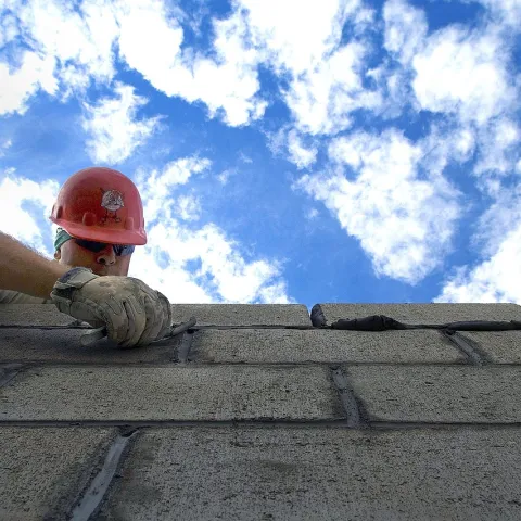 Bauarbeiter mauert eine Mauer