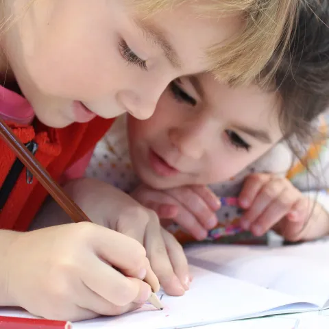 Kinder schreiben in der Schule