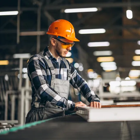 Arbeiter in einer Fabrik am Fließband